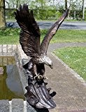 Bronzeskulptur eines Adlers mit einem Fisch aus Bronze gefertigt.