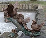 Bronzeskulptur von 3 Tauben auf einem Baumstamm