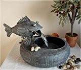Brunnen mit Fisch aus Metall im Used-Look