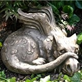Drache "LOLAR OLD SMUG" blinzelnd, Steinguss Gartenskulptur, B/H: 42/27cm, wetterfeste Figur für den Außenbereich