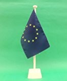 Europa Flagge Europaflagge EU 15x25 cm Tischflagge (W) in Profiqualität, Tischfahne und weisser Tischflaggenhalter aus Holz