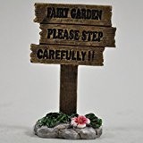 Fairy Garden UK Mini Holz Zeichen "Schritt vorsichtig" Garten Miniatur Home Decor - Elfe Pixie Hobbit Zauberhafte Geschenkidee - Höhe: 7 cm