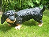 Figur Hund Dackel pinkelnd H 30 x L 65 cm Dekofigur aus Kunstharz