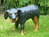 Figur Hund Rottweiler pinkelnd H 25 cm Dekofigur aus Kunstharz
