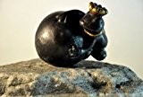 Froschkönig seitlich auf Kugel sitzend, montiert auf handverlesenem Flusstein Kupfer Skulptur