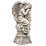 Gartenfigur Engel sitzend auf Kugel und Podest