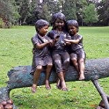 Gartentraum Bronzefigur Kinder auf Baumstamm - Little Girls, Bronze