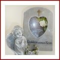 Grabschmuck Engel neben Trauerstein mit Foto Fenster Teelicht und Aufschrift Du lebst in unseren Herzen Grabdekoration Engel