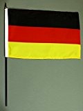 Handflagge Tischflagge Deutschland 20x30 cm mit 42 cm Mast aus PVC-Rohr, ohne Ständerfuß, Stockflagge