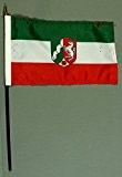 Handflagge Tischflagge Nordrhein Westfalen NRW 15x25 cm mit 37 cm Mast aus PVC-Rohr, ohne Ständerfuß