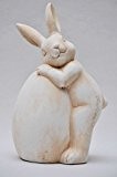 Hase, Osterhase mit Ei, Keramik creme, Gartenfigur, Höhe 29 cm