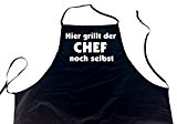 Hier grillt der CHEF noch selbst; Schürze (Latzschürze - Grillen, Kochen, Berufsbekleidung, Kochschürze), schwarz