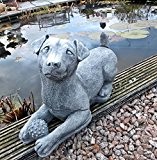 Hund Dobermann Welpe spielend Ball Tierfigur Steinfigur Garten Deko Frostsicher Deko massiver Steinguss