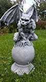 JETZT BEI MF-FAIRFACTORY: Gargoyle auf Kugel, sitzend