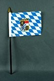 Kleine Tischflagge Bayern mit Wappen und Raute 15x10 cm mit 30 cm Mast aus PVC-Rohr, ohne Ständerfuß