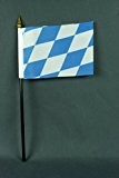 Kleine Tischflagge Bayern nur Raute 15x10 cm mit 30 cm Mast aus PVC-Rohr, ohne Ständerfuß