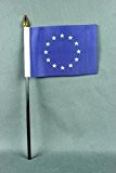 Kleine Tischflagge Europa Europaflagge 15x10 cm mit 30 cm Mast aus PVC-Rohr, ohne Ständerfuß