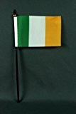 Kleine Tischflagge Irland 15x10 cm mit 30 cm Mast aus PVC-Rohr, ohne Ständerfuß
