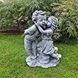 Mädchen küsst Junge Kind Steinfigur Skulptur Gartenfigur Steinguss Garten Frostfrei