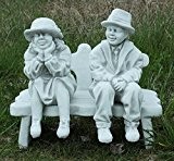 Oma und Opa auf der Bank / weiß mit Schattierungen (A234), Gartenfiguren aus Steinguss, Höhe: 42/46 cm, Gewicht: 24 kg