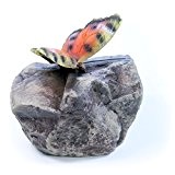Schmetterling auf Stein, Deko-Figur roter Schmetterling aus Kunstharz für Garten und Haus, ca. 10 cm x 9,5 cm x 9 ...