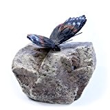 Schmetterling auf Stein, Deko-Figur schwarzer Schmetterling aus Kunstharz für Garten und Haus, ca. 10 cm x 9,5 cm x 9 ...