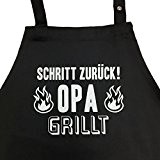 Schritt zurück! Opa grillt - Grillschürze, Kochschürze mit verstellbarem Nackenband und Seitentasche (schwarz)