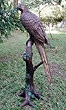 Sehr schöner großer Papagei auf einem Baumstamm sitzend aus Bronze
