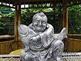 Stein BUDDHA CHINESE mit Koi als Wasserspeier Fisch Steinfigur Steinguss Gartenfigur