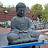 Stein Thai BUDDHA Feng-Shui Steinfigur Skulptur Garten Deko Frostfrei H-64 cm KOI massiver Steinguss