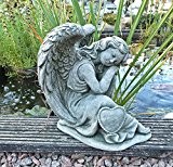 Steinfigur Engel mit Herz Angel Gartenfigur Grabengel Skulptur Grabschmuck Frostfrei massiver Steinguss