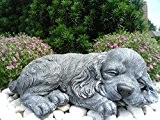 Steinfigur Hund schlafend, Gartenfigur Steinguss Tierfigur Basaltgrau