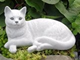 Steinfigur Katze liegend groß - Antik-Weiss, wetterfeste Deko-Figur für Wohnung, Haus und Garten, Grabschmuck