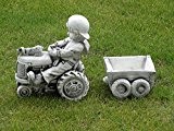 Steinfigur Nr.530 Junge auf dem Traktor mit Anhänger 2-Set ca. 15 kg Frostfest