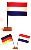 Tischflagge Niederlande Holland 90x140 mm plus Bonus-Flagge nach Wahl, mit Ständer aus Holz, Gesamthöhe ca. 20 cm Tisch Flagge Fahne
