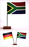Tischflagge Südafrika 90x140 mm plus Bonus-Flagge nach Wahl, mit Ständer aus Holz, Gesamthöhe ca. 20 cm Tisch Flagge Fahne