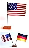 Tischflagge USA 90x140 mm plus Bonus-Flagge nach Wahl, mit Ständer aus Holz, Gesamthöhe ca. 20 cm Tisch Flagge Fahne