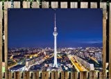 Wallario Garten-Poster Outdoor-Poster - Fernsehturm Berlin bei Nacht in Premiumqualität, Größe: 61 x 91,5 cm, für den Außeneinsatz geeignet