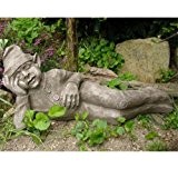 Wichtel "LASSE" ruhend, Steinguss Gartenskulptur, B/H: 58/42cm, wetterfeste Figur für den Außenbereich