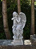 Wunderschöne Engel Figur auf Podest aus Steinguss, frostfest Grabdeko