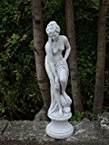 Wunderschöne Statue Venus im Bad auf Podest aus Steinguss frostfest